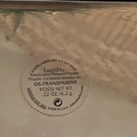 Estee Lauder DEAR SANTA LETTER Lucidity Powder Compact New 06 Transparent - Picture 5 of 5